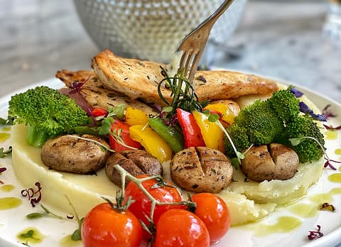 Frango com Purê de Batata Doce e Legumes