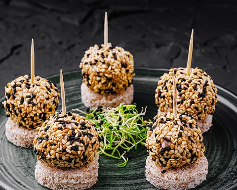 Bolinha de Frango com Quinoa e Gergelim